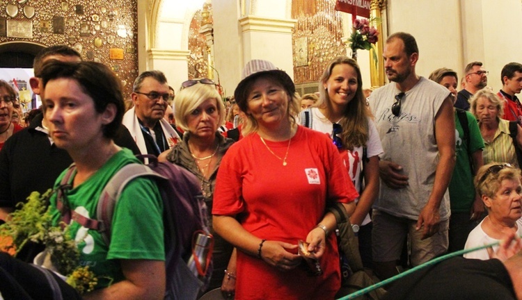 Pielgrzymi bielsko-żywieccy przed ikoną Matki Bożej Jasnogórskiej - cz. 2