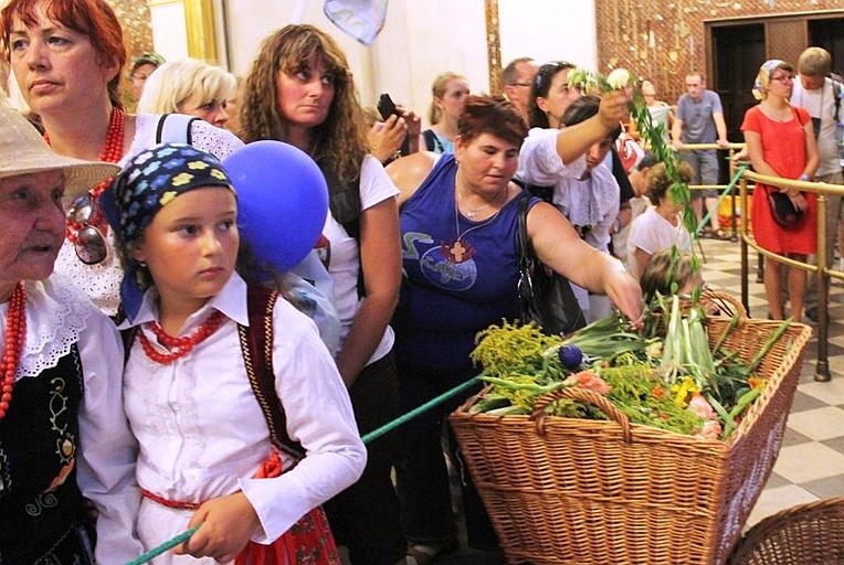 Pielgrzymi bielsko-żywieccy przed ikoną Matki Bożej Jasnogórskiej - cz. 2