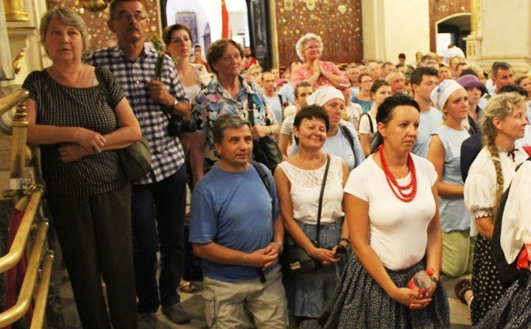 Pielgrzymi bielsko-żywieccy przed ikoną Matki Bożej Jasnogórskiej - cz. 2