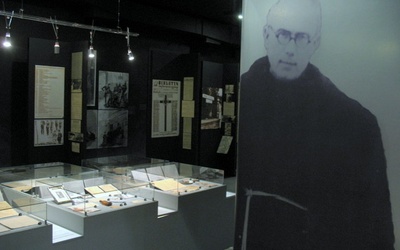W muzeum można zobaczyć pamiątki m.in.  po o. Maksymilianie Kolbe, który przez trzy miesiące był więziony na Pawiaku