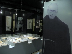 W muzeum można zobaczyć pamiątki m.in.  po o. Maksymilianie Kolbe, który przez trzy miesiące był więziony na Pawiaku