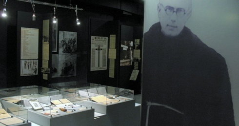 W muzeum można zobaczyć pamiątki m.in.  po o. Maksymilianie Kolbe, który przez trzy miesiące był więziony na Pawiaku