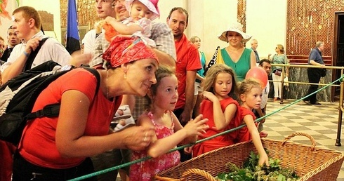 Mali i dorosłi - przed ikoną Pani Jasnogórksiej wszyscy czuli się jak u najlepszej Mamy!