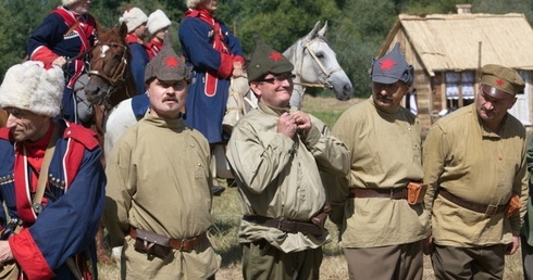 Widowiskowa rekonstrukcja Bitwy Warszawskiej co roku przyciąga tłumy widzów