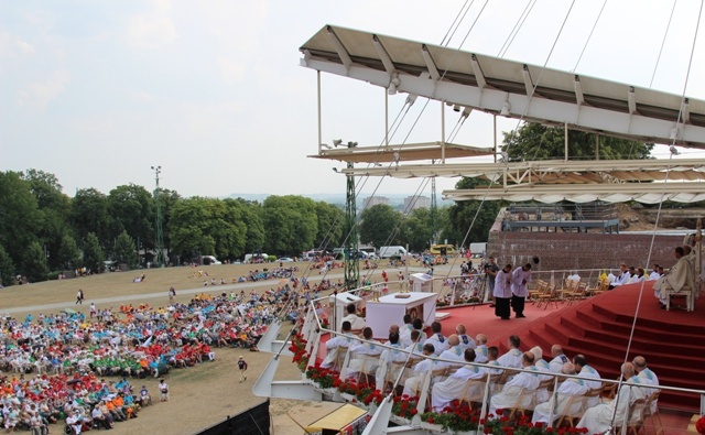 Młodzi pielgrzymi bielsko-żywieccy zawierzeni Maryi