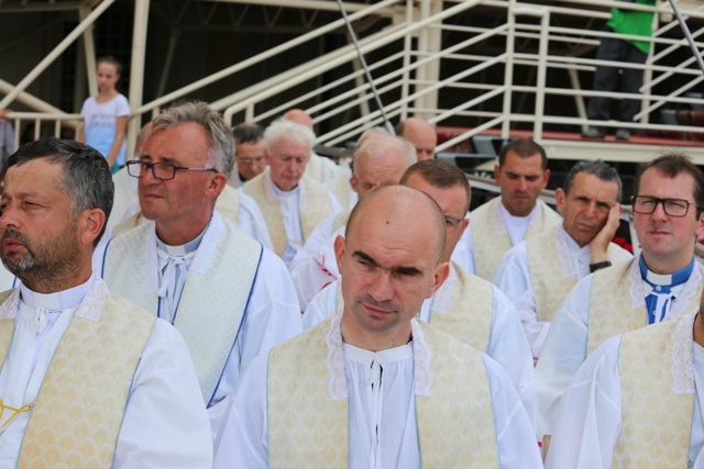 Młodzi pielgrzymi bielsko-żywieccy zawierzeni Maryi