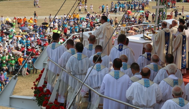 Młodzi pielgrzymi bielsko-żywieccy zawierzeni Maryi