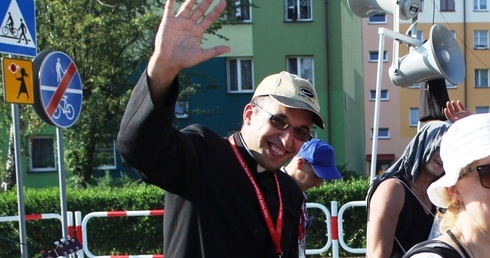 Ks. Łukasz Listwan poprowadził w tym roku "niebieską" grupę pielgrzymki oświęcimskiej, w której ŚDM były obecne stale