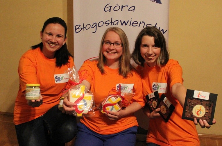 Wolontariuszki ŚDM z bielsko-żywieckimi słodkimi cegiełkami