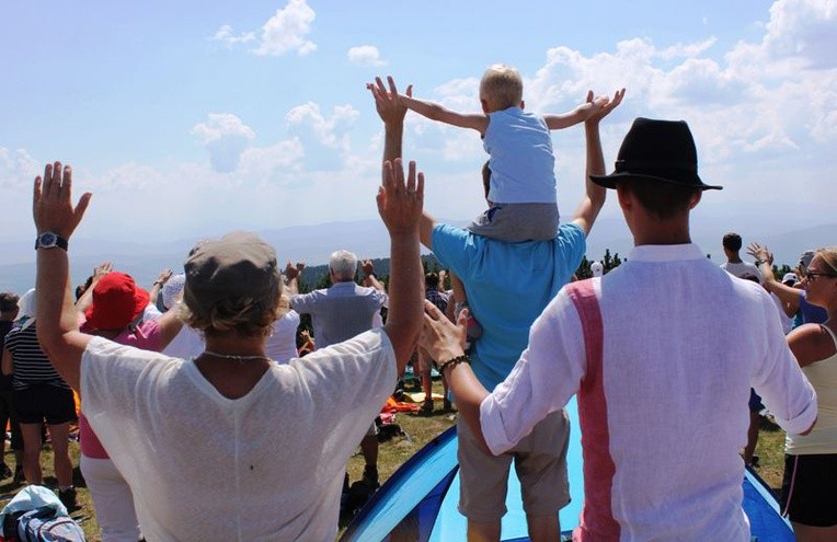 Wszystkie pokolenia wędrują w góry w ramach III Ewangelizacji w Beskidach, modląc się za mieszkańców czterech stron świata