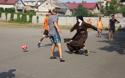 W piłkę zagrała m.in. siostra bernardynka