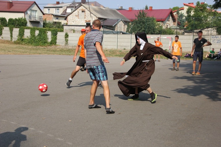 W piłkę zagrała m.in. siostra bernardynka