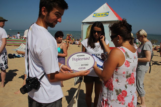 Czarny namiot na kolorowej plaży