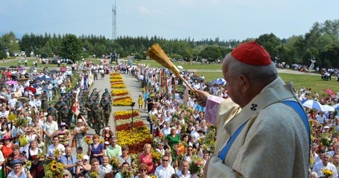 Kard. Dziwisz: Za jaką cenę powstaje to życie?