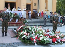 Na płycie Grobu Nieznanego Żołnierza delegacje złożyły wiązanki kwiatów