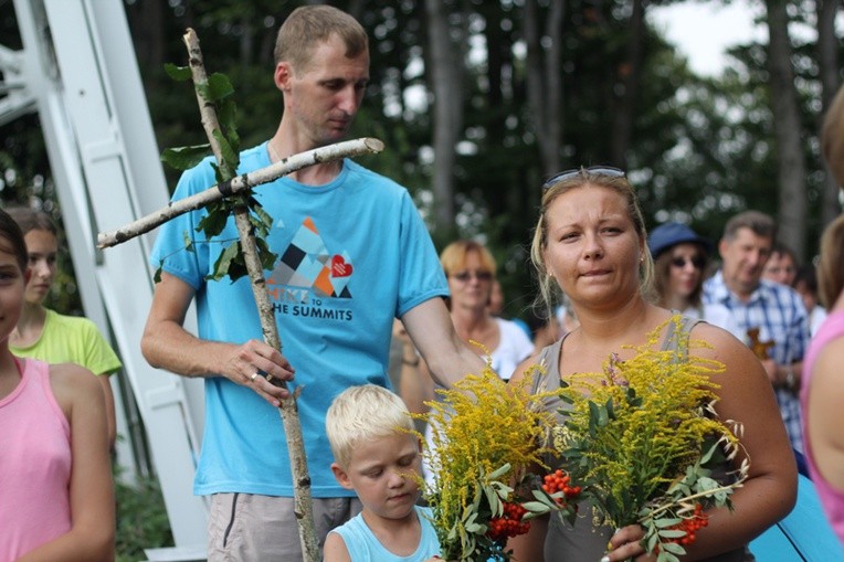 Własnoręcznie wykonane krzyże, a także bukiety kwiatów i ziół przynieśli pielgrzymi na Hrobaczą Łąkę