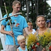 Własnoręcznie wykonane krzyże, a także bukiety kwiatów i ziół przynieśli pielgrzymi na Hrobaczą Łąkę