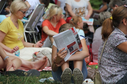 Kobiety i dziewczęta u Matki Bożej Piekarskiej, cz. 2