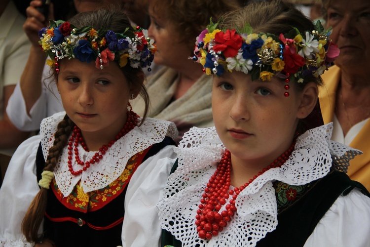 Kobiety i dziewczęta u Matki Bożej Piekarskiej, cz. 2