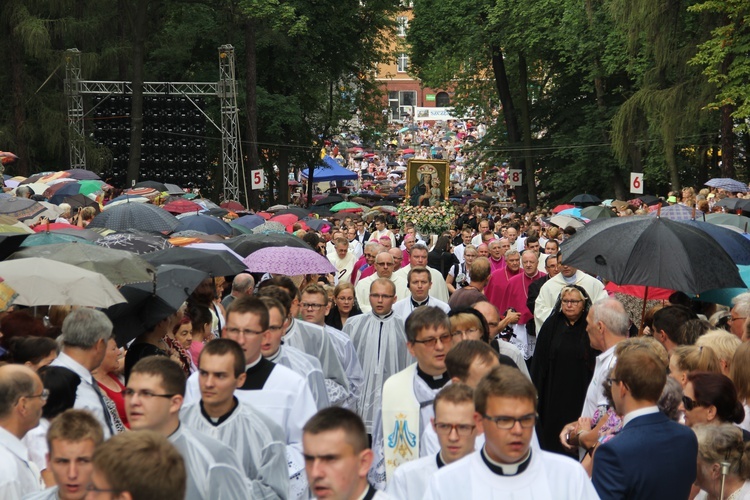 Kobiety i dziewczęta u Matki Bożej Piekarskiej, cz. 2