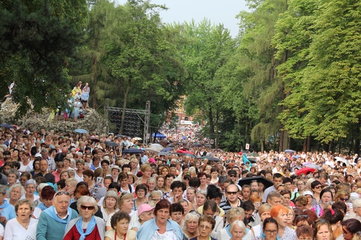 Kobiety i dziewczęta u Matki Bożej Piekarskiej, cz. 2