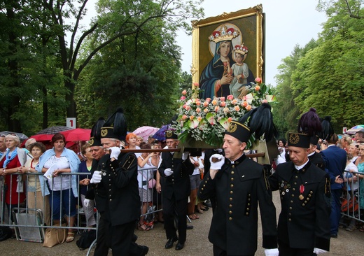 Kobiety i dziewczęta u Matki Bożej Piekarskiej, cz. 1