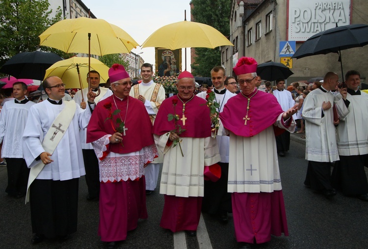 Kobiety i dziewczęta u Matki Bożej Piekarskiej, cz. 1