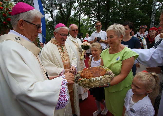 Kobiety i dziewczęta u Matki Bożej Piekarskiej, cz. 1