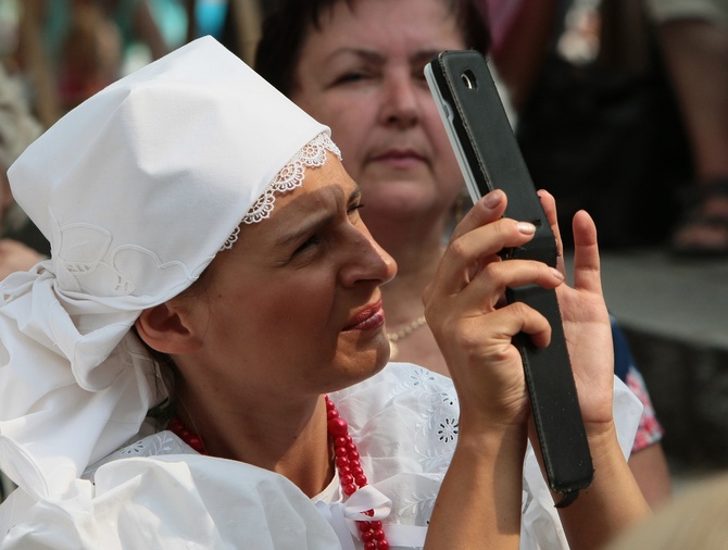 Kobiety i dziewczęta u Matki Bożej Piekarskiej, cz. 1