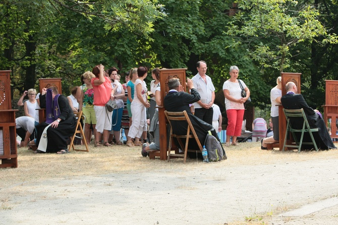 Kobiety i dziewczęta u Matki Bożej Piekarskiej, cz. 1