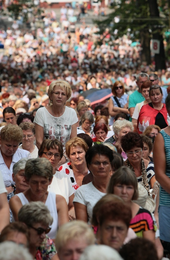 Kobiety i dziewczęta u Matki Bożej Piekarskiej, cz. 1