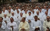 Kobiety i dziewczęta u Matki Bożej Piekarskiej, cz. 1