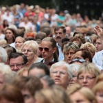 Kobiety i dziewczęta u Matki Bożej Piekarskiej, cz. 1