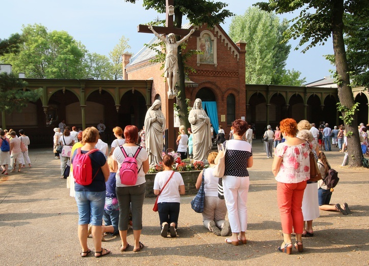 Kobiety i dziewczęta u Matki Bożej Piekarskiej, cz. 1