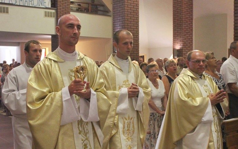 Od lewej: ks. Krzysztof Cepil SDB z relikwiarzem św. Jana Bosko, ks. Marcin Pomper i ks. Zbigniew Macura, proboszcz na Górnym Borze