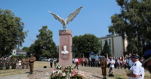 Skierniewckie obchody Święta Wojska Polskiego odbyły się na pl. Jana Pawła II