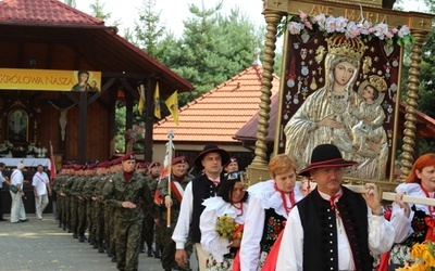 Mszę Świętą zakończyła procesja eucharystyczna wokół sanktuarium w Rychwałdzie