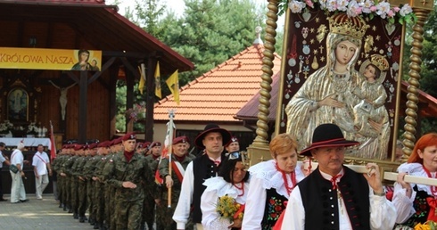 Mszę Świętą zakończyła procesja eucharystyczna wokół sanktuarium w Rychwałdzie