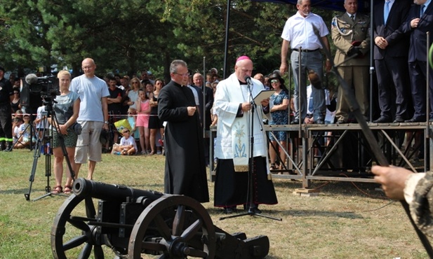 Bp Piotr Greger poświęcił działo morskie i zapalił lont...