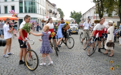 Uczestników rajdu na radomskim deptaku powitały dziewczęta w strojach stylizowanych na lata 30. XX w.