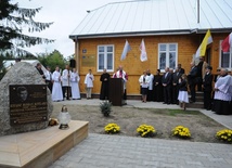 Przed starą plebanią w Pelagowie stoi obelisk upamiętniający ks. Kotlarza