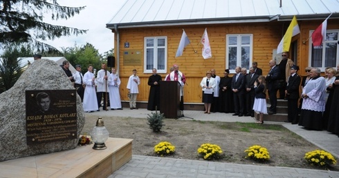 Przed starą plebanią w Pelagowie stoi obelisk upamiętniający ks. Kotlarza