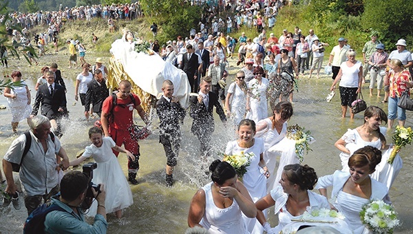  13.08.2015, Kalwaria Pacławska. Pielgrzymi w czasie symbolicznego  pogrzebu Matki Bożej w Kalwarii Pacławskiej. W sanktuarium trwał pięciodniowy Wielki Odpust Wniebowzięcia Najświętszej Maryi Panny.