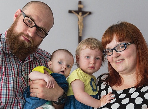 Zuzanna i Łukasz Sadysiowie z dziećmi