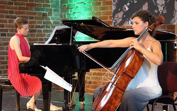  Marta Osowska-Utrysko (fortepian) koncertowała m.in. w Polsce, Rosji i Niemczech. Barbara Misiewicz (wiolonczela) współpracuje m.in. z Orkiestrą Filharmoniczną Włoch oraz Festiwalem Martha Argerich w Lugano