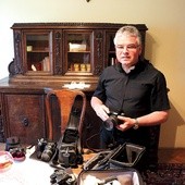 Ks. Józef Pilich prezentuje swoją kolekcję aparatów fotograficznych