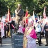  Monument autorstwa Stanisława Milewskiego powstał dzięki staraniom Stowarzyszenia „Godność”. Wykonanie rzeźby sfinansowano z dobrowolnych składek