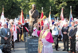  Monument autorstwa Stanisława Milewskiego powstał dzięki staraniom Stowarzyszenia „Godność”. Wykonanie rzeźby sfinansowano z dobrowolnych składek