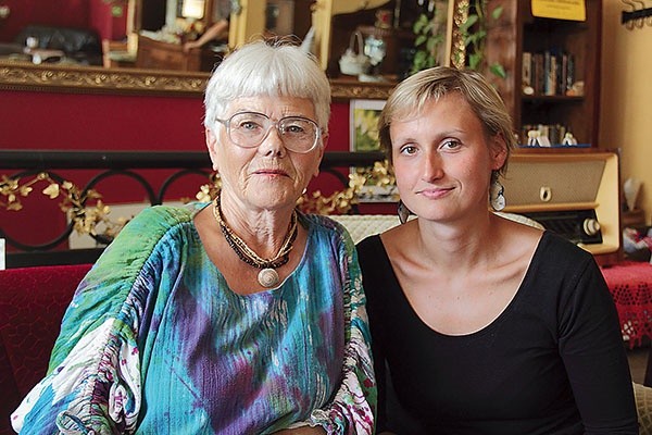 Olga Blumczyńska, koordynatorka projektu „Zapytaj o Polskę” (z prawej), z Elżbietą Potrykus, opozycjonistką, działaczką „Solidarności”, reemigrantką