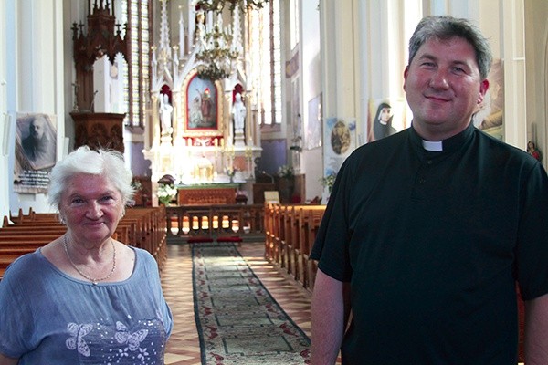  – Nasza parafia przygotowywała się do jubileuszu i koronacji przez peregrynację obrazu Matki Bożej  w rodzinach, a ostatnio przez kolejną już pielgrzymkę rowerową na Jasną Górę i rekolekcje  ewangelizacyjne – opowiadają Celina Żmijewska i ks. proboszcz Remigiusz Stacherski